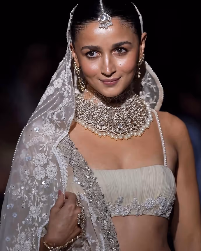 आलिया भट्ट का आइवरी लुक कर देगा मोहित, 9 Photos में देखें ‘लव एंड वॉर’ एक्ट्रेस का अंदाज