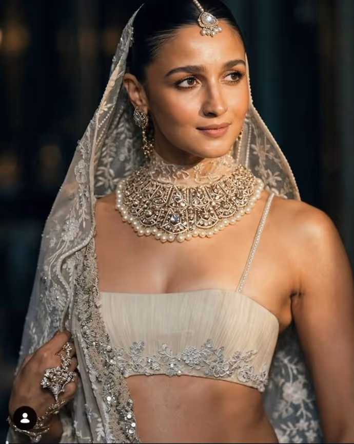 आलिया भट्ट का आइवरी लुक कर देगा मोहित, 9 Photos में देखें ‘लव एंड वॉर’ एक्ट्रेस का अंदाज