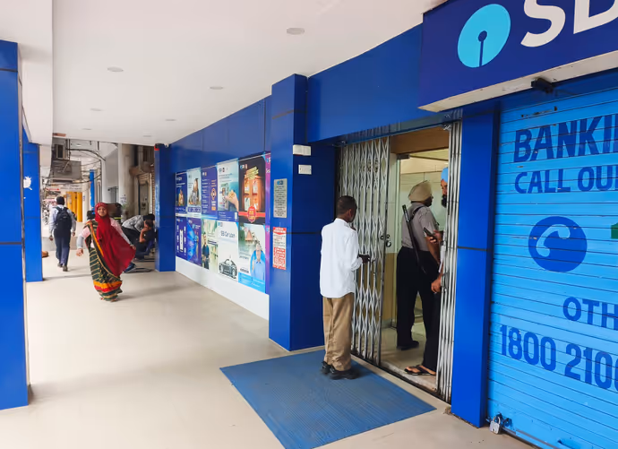 Banks open on Sunday: भारत में पहली बार दिखीं ऐसी तस्वीरें, देखें अनोखा नजारा