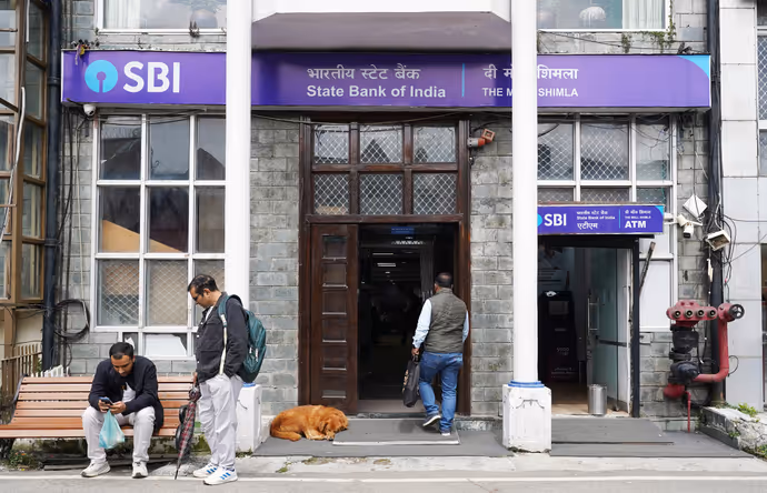 Banks open on Sunday: भारत में पहली बार दिखीं ऐसी तस्वीरें, देखें अनोखा नजारा