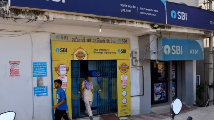 Banks open on Sunday: भारत में पहली बार दिखीं ऐसी तस्वीरें, देखें अनोखा नजारा