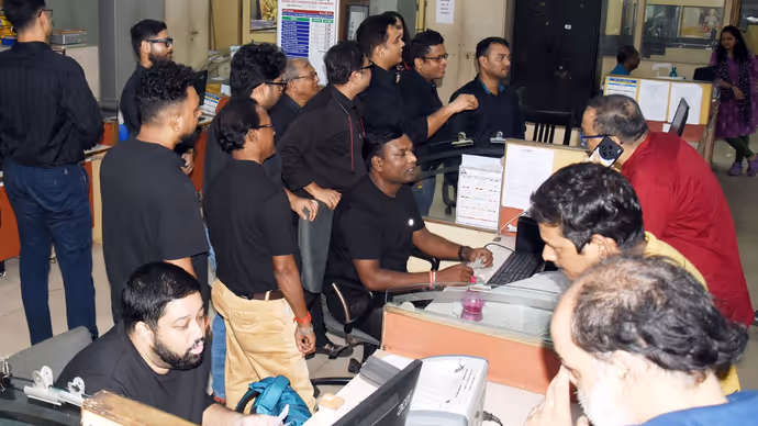 Banks open on Sunday: भारत में पहली बार दिखीं ऐसी तस्वीरें, देखें अनोखा नजारा