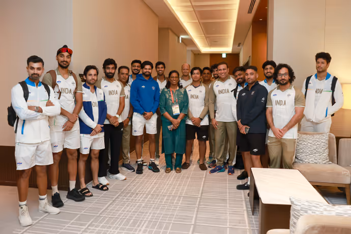एशियन गेम्स के बीच भारतीय क्रिकेट टीम से मिलीं पीटी उषा, देखें खिलाड़ियों की 10 तस्वीरें