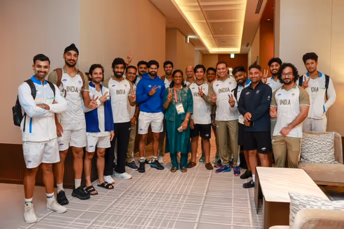 एशियन गेम्स के बीच भारतीय क्रिकेट टीम से मिलीं पीटी उषा, देखें खिलाड़ियों की 10 तस्वीरें