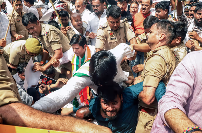 किसी को घसीटा तो किसी को दौड़ाकर पीटा, 7 PHOTO में ज्ञानेश कुमार के खिलाफ कांग्रेस का प्रोटेस्ट