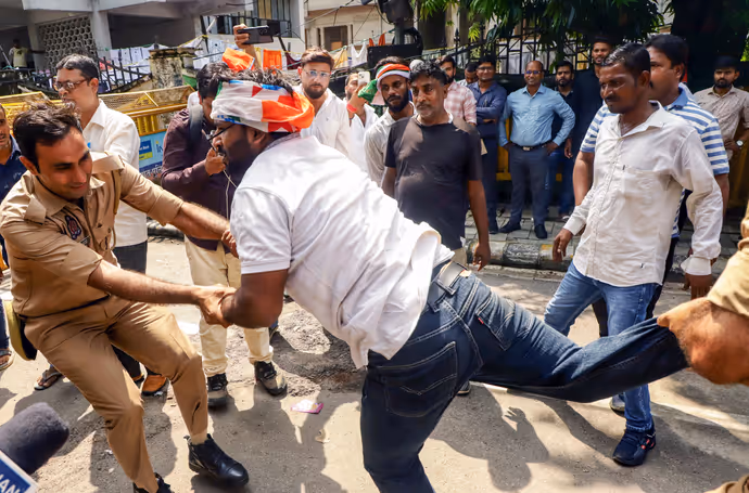 किसी को घसीटा तो किसी को दौड़ाकर पीटा, 7 PHOTO में ज्ञानेश कुमार के खिलाफ कांग्रेस का प्रोटेस्ट