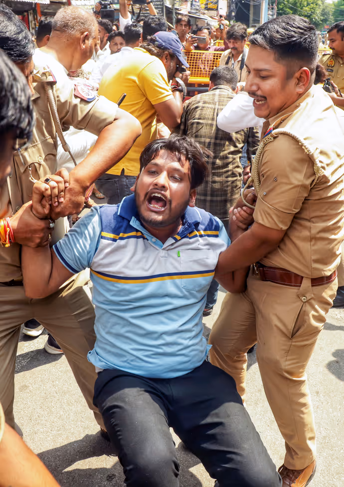 किसी को घसीटा तो किसी को दौड़ाकर पीटा, 7 PHOTO में ज्ञानेश कुमार के खिलाफ कांग्रेस का प्रोटेस्ट