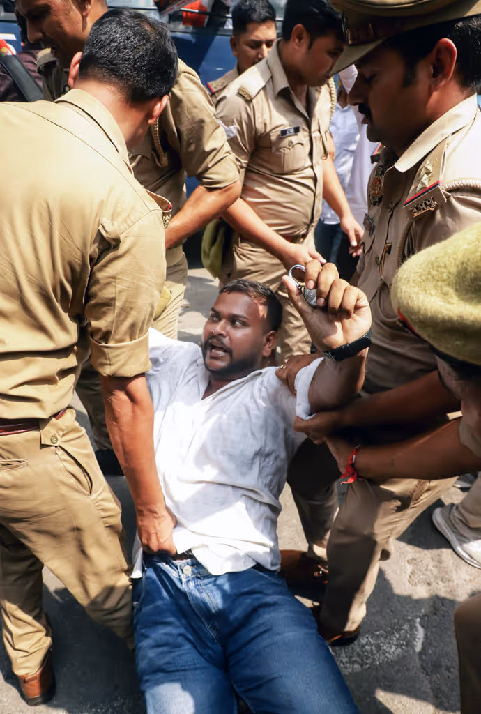 किसी को घसीटा तो किसी को दौड़ाकर पीटा, 7 PHOTO में ज्ञानेश कुमार के खिलाफ कांग्रेस का प्रोटेस्ट