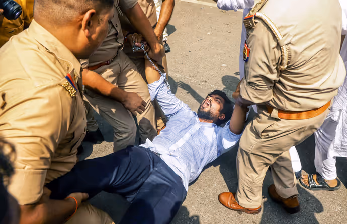 किसी को घसीटा तो किसी को दौड़ाकर पीटा, 7 PHOTO में ज्ञानेश कुमार के खिलाफ कांग्रेस का प्रोटेस्ट