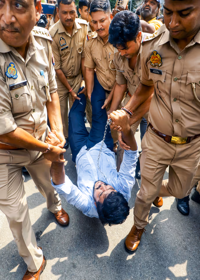 किसी को घसीटा तो किसी को दौड़ाकर पीटा, 7 PHOTO में ज्ञानेश कुमार के खिलाफ कांग्रेस का प्रोटेस्ट