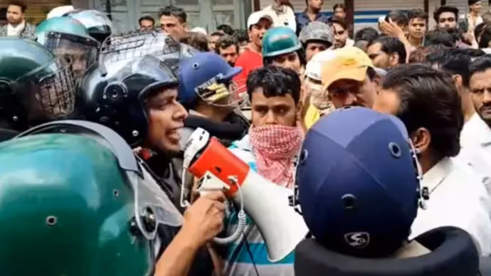 Ujjain Shahi Masjid: मुस्लिम खुद तोड़ रहे मस्जिद, 13 तस्वीरों में देखिए उज्जैन का पूरा बवाल