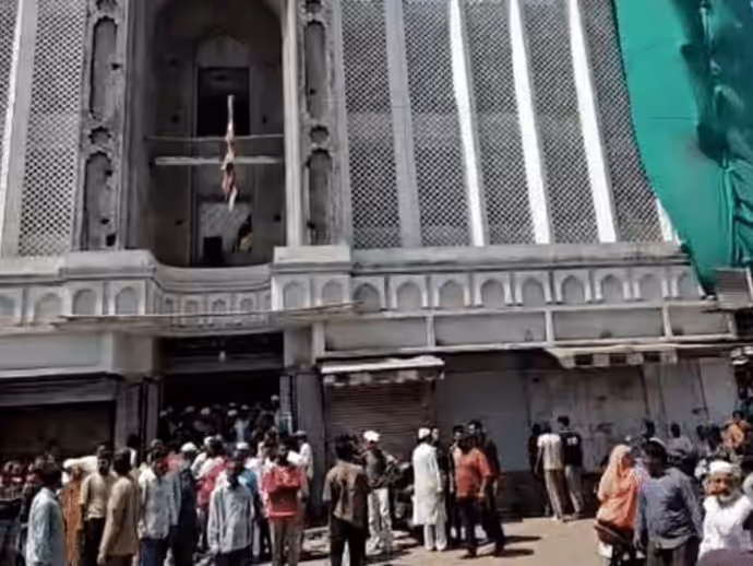 Ujjain Shahi Masjid: मुस्लिम खुद तोड़ रहे मस्जिद, 13 तस्वीरों में देखिए उज्जैन का पूरा बवाल