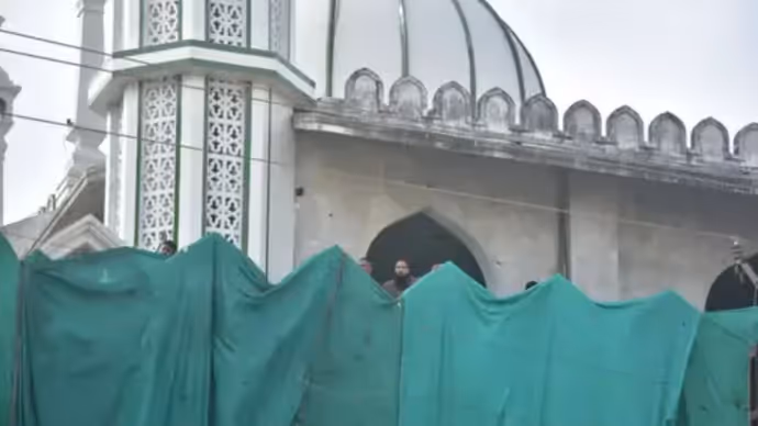 Ujjain Shahi Masjid: मुस्लिम खुद तोड़ रहे मस्जिद, 13 तस्वीरों में देखिए उज्जैन का पूरा बवाल
