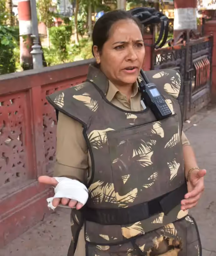 Ujjain Shahi Masjid: मुस्लिम खुद तोड़ रहे मस्जिद, 13 तस्वीरों में देखिए उज्जैन का पूरा बवाल