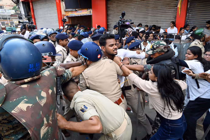 पटना में लड़कियों का प्रोटेस्ट: किसी ने बाल नोचे तो किसी ने दिखाई चप्पल...देखिए 6 तस्वीरें