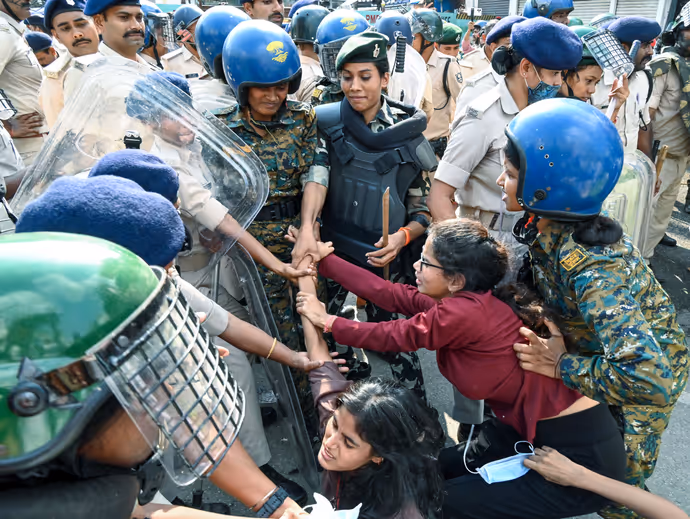 पटना में लड़कियों का प्रोटेस्ट: किसी ने बाल नोचे तो किसी ने दिखाई चप्पल...देखिए 6 तस्वीरें