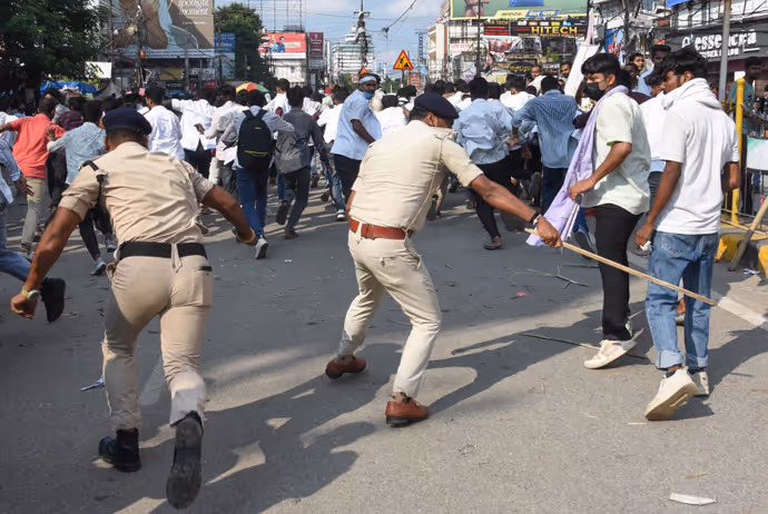 पटना में लड़कियों का प्रोटेस्ट: किसी ने बाल नोचे तो किसी ने दिखाई चप्पल...देखिए 6 तस्वीरें
