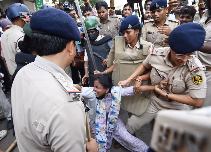 पटना में लड़कियों का प्रोटेस्ट: किसी ने बाल नोचे तो किसी ने दिखाई चप्पल...देखिए 6 तस्वीरें