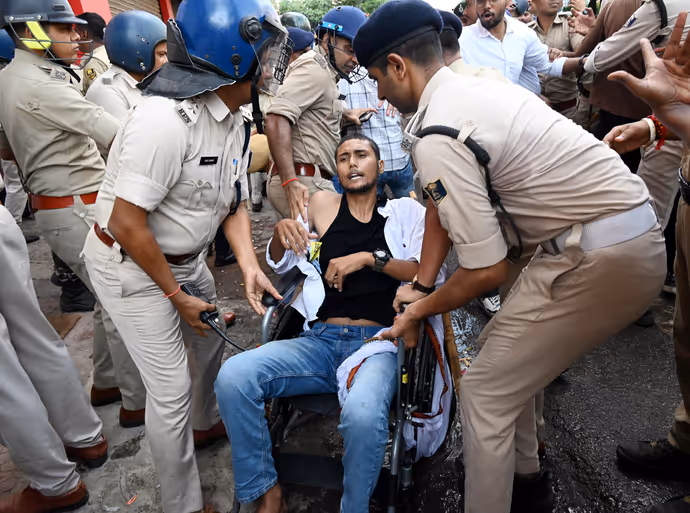 पटना में लड़कियों का प्रोटेस्ट: किसी ने बाल नोचे तो किसी ने दिखाई चप्पल...देखिए 6 तस्वीरें