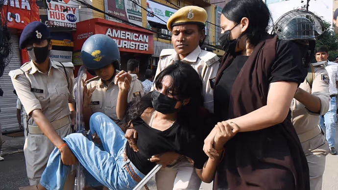 पटना में लड़कियों का प्रोटेस्ट: किसी ने बाल नोचे तो किसी ने दिखाई चप्पल...देखिए 6 तस्वीरें