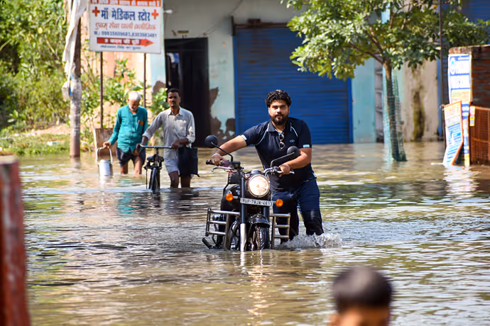 बिहार-यूपी से बाढ़ की 10 खौफनाक तस्वीरें, गंडक-पांडु के कहर से मचा त्राहिमाम