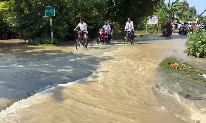 बिहार-यूपी से बाढ़ की 10 खौफनाक तस्वीरें, गंडक-पांडु के कहर से मचा त्राहिमाम