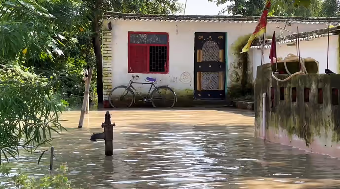 बिहार-यूपी से बाढ़ की 10 खौफनाक तस्वीरें, गंडक-पांडु के कहर से मचा त्राहिमाम