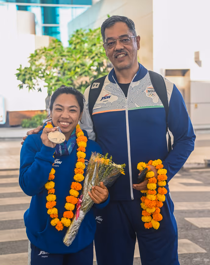 Asian Games में मेडल लेकर भारत लौटीं मीराबाई चानू की 6 तस्वीरें, देखिए यादगार पल