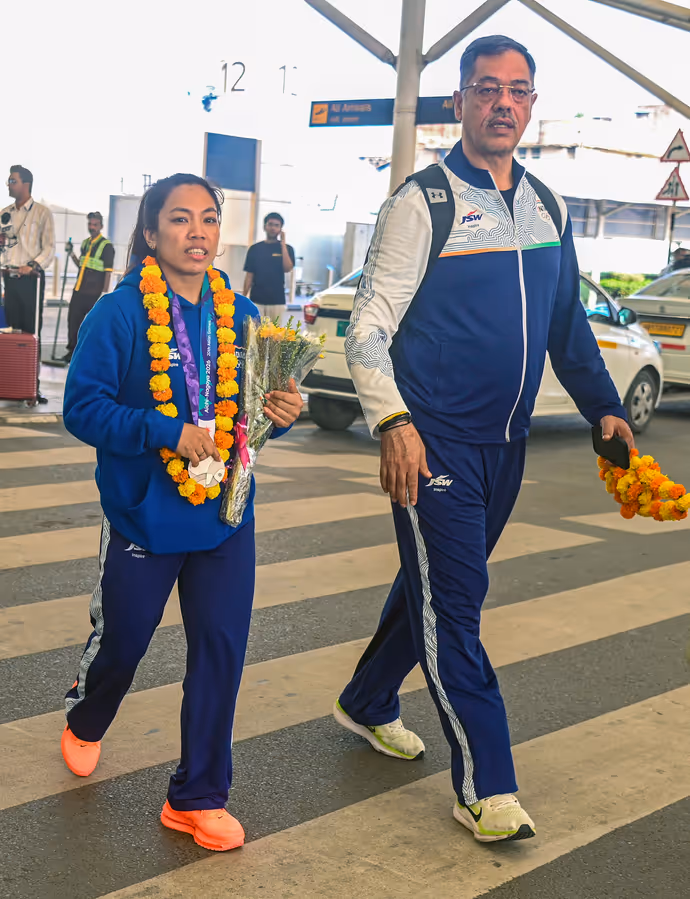 Asian Games में मेडल लेकर भारत लौटीं मीराबाई चानू की 6 तस्वीरें, देखिए यादगार पल