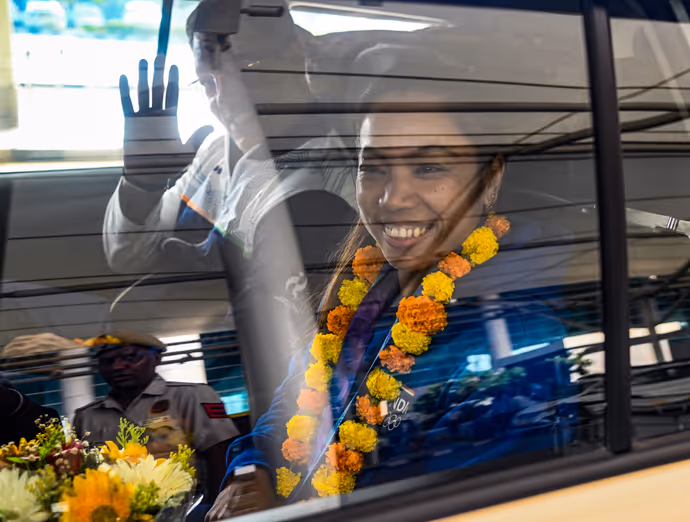 Asian Games में मेडल लेकर भारत लौटीं मीराबाई चानू की 6 तस्वीरें, देखिए यादगार पल