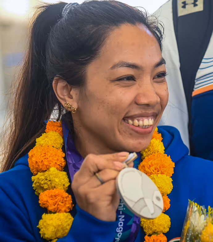 Asian Games में मेडल लेकर भारत लौटीं मीराबाई चानू की 6 तस्वीरें, देखिए यादगार पल
