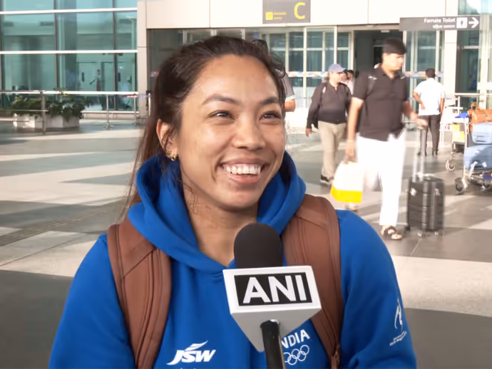 Asian Games में मेडल लेकर भारत लौटीं मीराबाई चानू की 6 तस्वीरें, देखिए यादगार पल