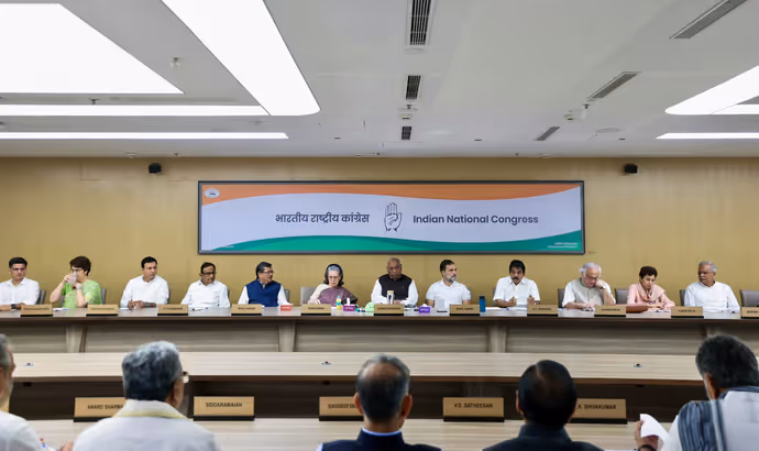कांग्रेस CWC मीटिंग की 5 तस्वीरें: प्रियंका गांधी को क्यों आया गुस्सा..आखिर किसे दिखाई उंगली