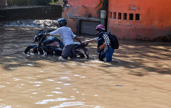 बाढ़ से बदहाल बिहार की 8 PHOTO: पश्चिम चंपारण में तटबंध टूटा, पटना में गंगा ने ढाया कहर