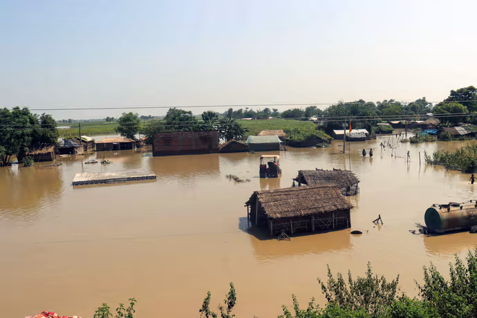 बाढ़ से बदहाल बिहार की 8 PHOTO: पश्चिम चंपारण में तटबंध टूटा, पटना में गंगा ने ढाया कहर