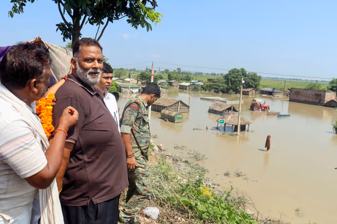बाढ़ से बदहाल बिहार की 8 PHOTO: पश्चिम चंपारण में तटबंध टूटा, पटना में गंगा ने ढाया कहर