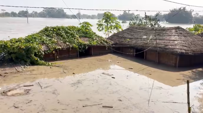 बाढ़ से बदहाल बिहार की 8 PHOTO: पश्चिम चंपारण में तटबंध टूटा, पटना में गंगा ने ढाया कहर