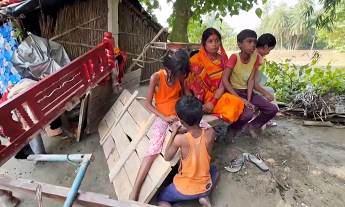 बाढ़ से बदहाल बिहार की 8 PHOTO: पश्चिम चंपारण में तटबंध टूटा, पटना में गंगा ने ढाया कहर
