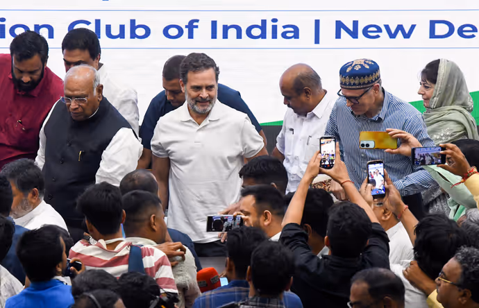 INDIA Bloc Meeting की 10 PHOTO: सोनिया के सामने ममता ने किसे दिखाई उंगली, क्यों हंस पड़ीं सुप्रिया सुले