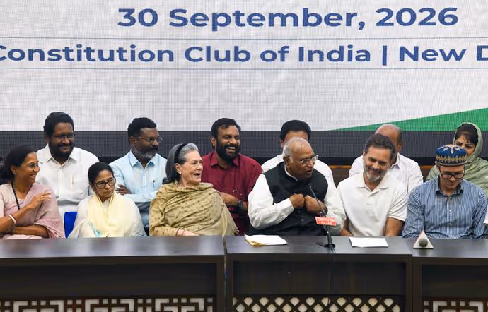 INDIA Bloc Meeting की 10 PHOTO: सोनिया के सामने ममता ने किसे दिखाई उंगली, क्यों हंस पड़ीं सुप्रिया सुले