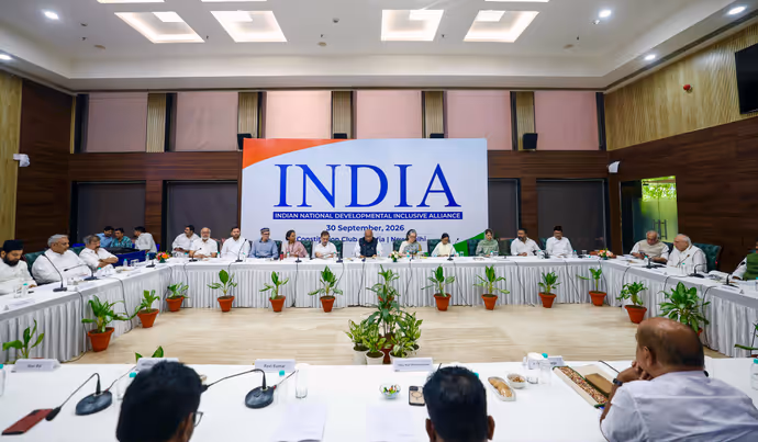 INDIA Bloc Meeting की 10 PHOTO: सोनिया के सामने ममता ने किसे दिखाई उंगली, क्यों हंस पड़ीं सुप्रिया सुले