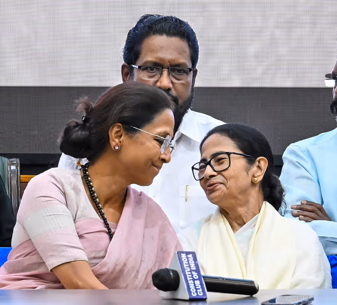 INDIA Bloc Meeting की 10 PHOTO: सोनिया के सामने ममता ने किसे दिखाई उंगली, क्यों हंस पड़ीं सुप्रिया सुले