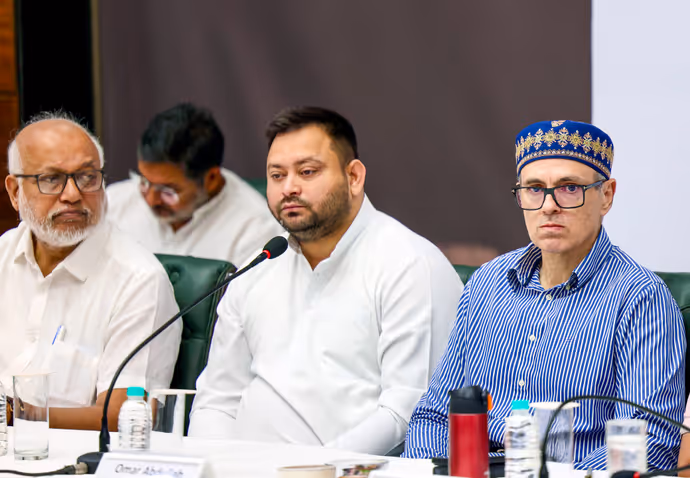 INDIA Bloc Meeting की 10 PHOTO: सोनिया के सामने ममता ने किसे दिखाई उंगली, क्यों हंस पड़ीं सुप्रिया सुले