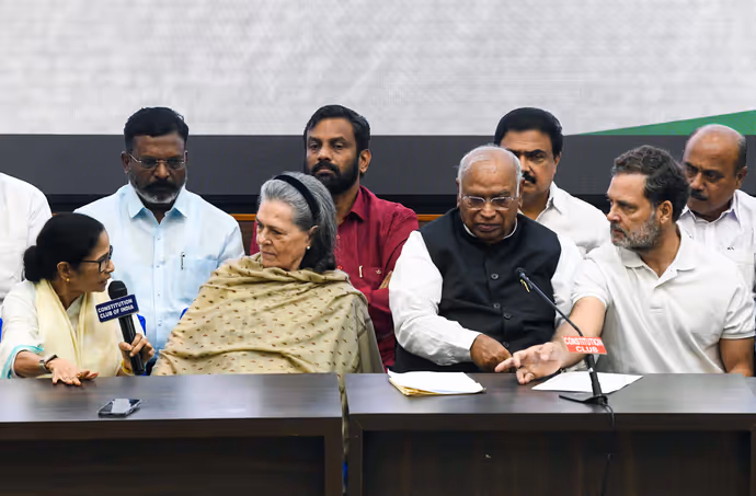 INDIA Bloc Meeting की 10 PHOTO: सोनिया के सामने ममता ने किसे दिखाई उंगली, क्यों हंस पड़ीं सुप्रिया सुले