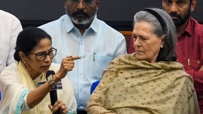 INDIA Bloc Meeting की 10 PHOTO: सोनिया के सामने ममता ने किसे दिखाई उंगली, क्यों हंस पड़ीं सुप्रिया सुले