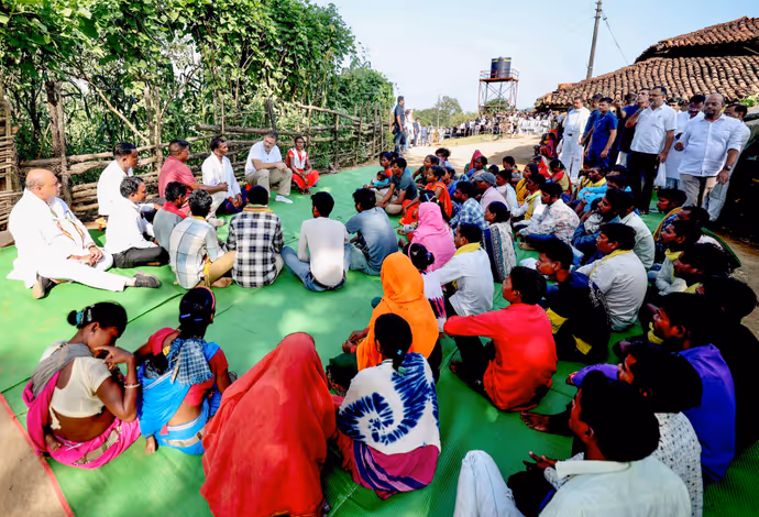 बच्चे को दुलारते राहुल गांधी की 10 तस्वीरें: आखिर कहां और क्यों पहुंचे नेता प्रतिपक्ष?