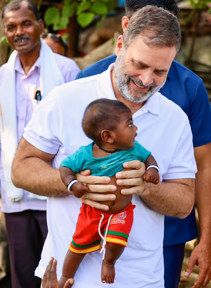 बच्चे को दुलारते राहुल गांधी की 10 तस्वीरें: आखिर कहां और क्यों पहुंचे नेता प्रतिपक्ष?