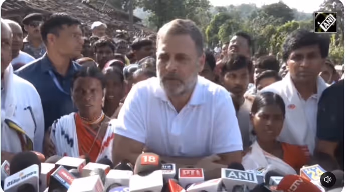 बच्चे को दुलारते राहुल गांधी की 10 तस्वीरें: आखिर कहां और क्यों पहुंचे नेता प्रतिपक्ष?