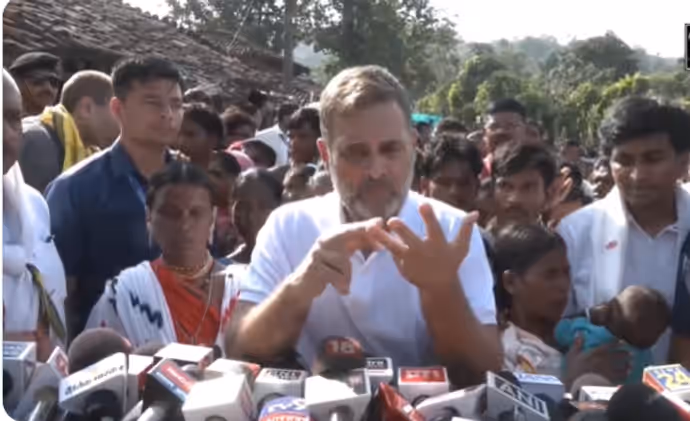 बच्चे को दुलारते राहुल गांधी की 10 तस्वीरें: आखिर कहां और क्यों पहुंचे नेता प्रतिपक्ष?