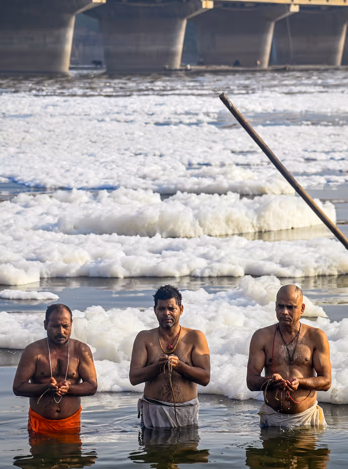 'जहरीली' यमुना की 8 PHOTO: एक तरफ सफाई अभियान दूसरी ओर यमुना का ये हाल देख चौंक जाएंगे!